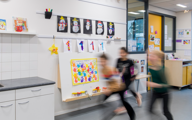 Een opgeruimd klaslokaal