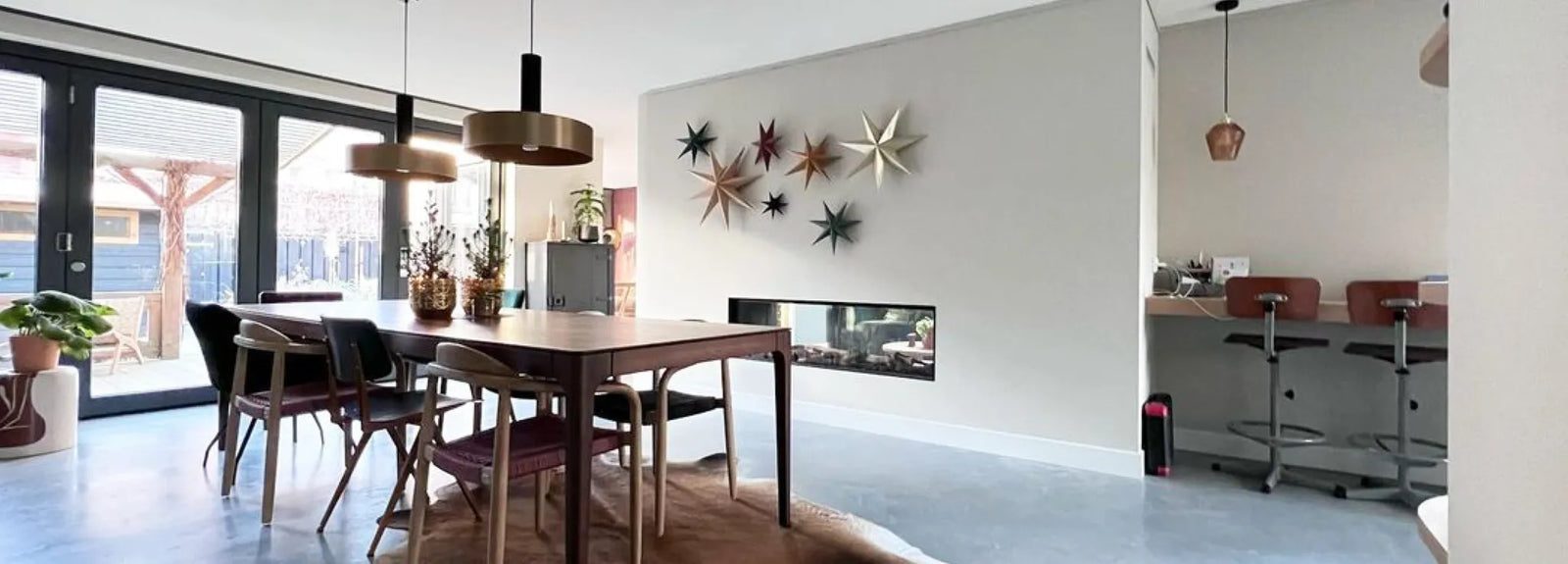 Decorazioni natalizie sopra il tavolo