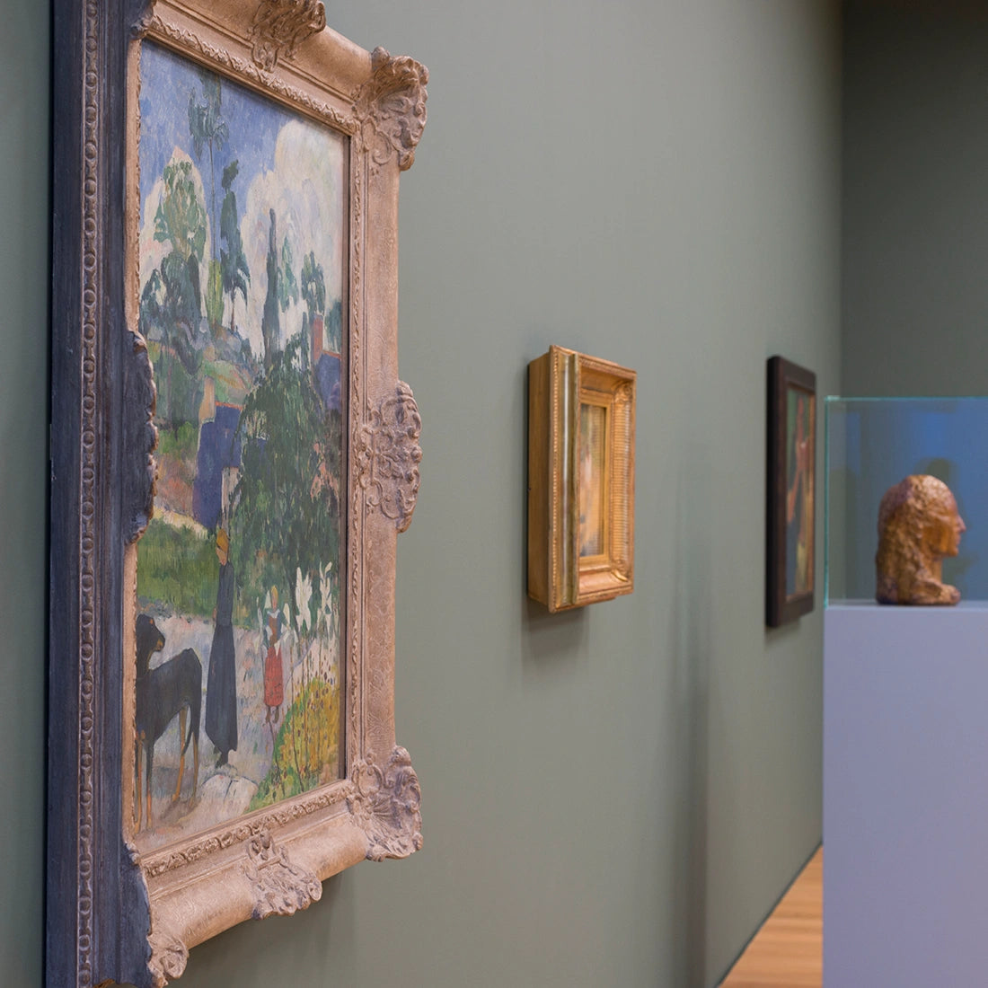 T&S Frame Hanger Junior M lijsten opgehangen aan muur in museum