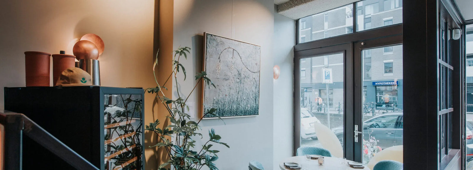 Una atmósfera acogedora de sala de estar en el restaurante Nevel