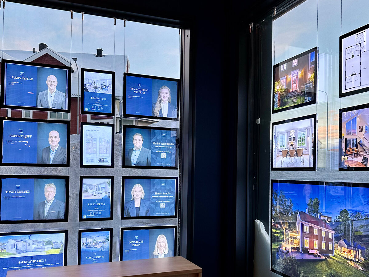 NL makelaarskantoor met LED verlichte raampresentatie
