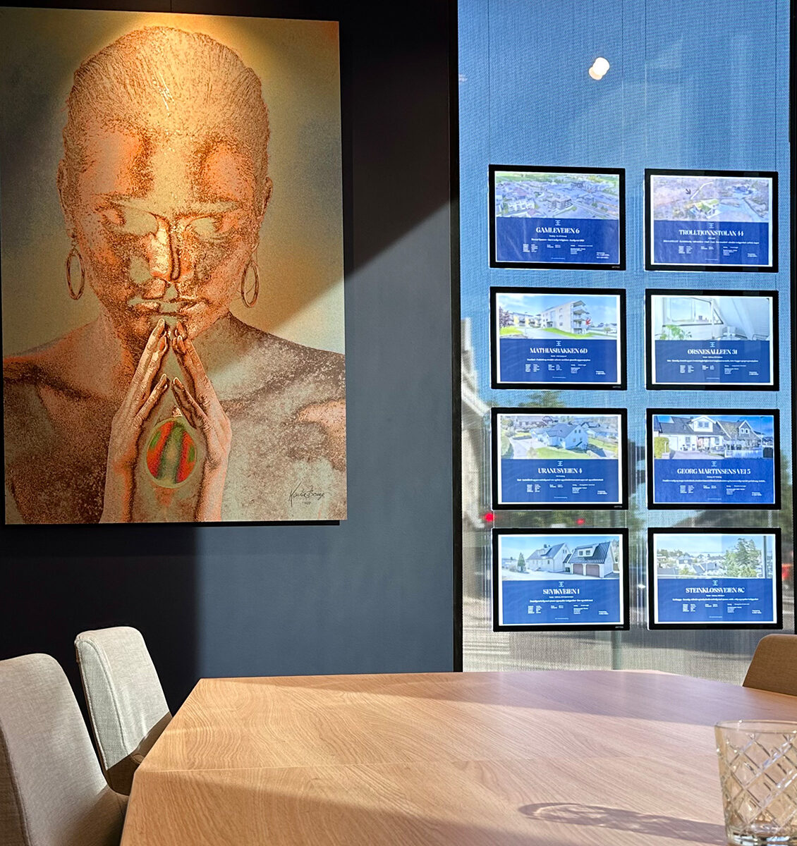 NL vergaderruimte groot schilderij etalage scherm