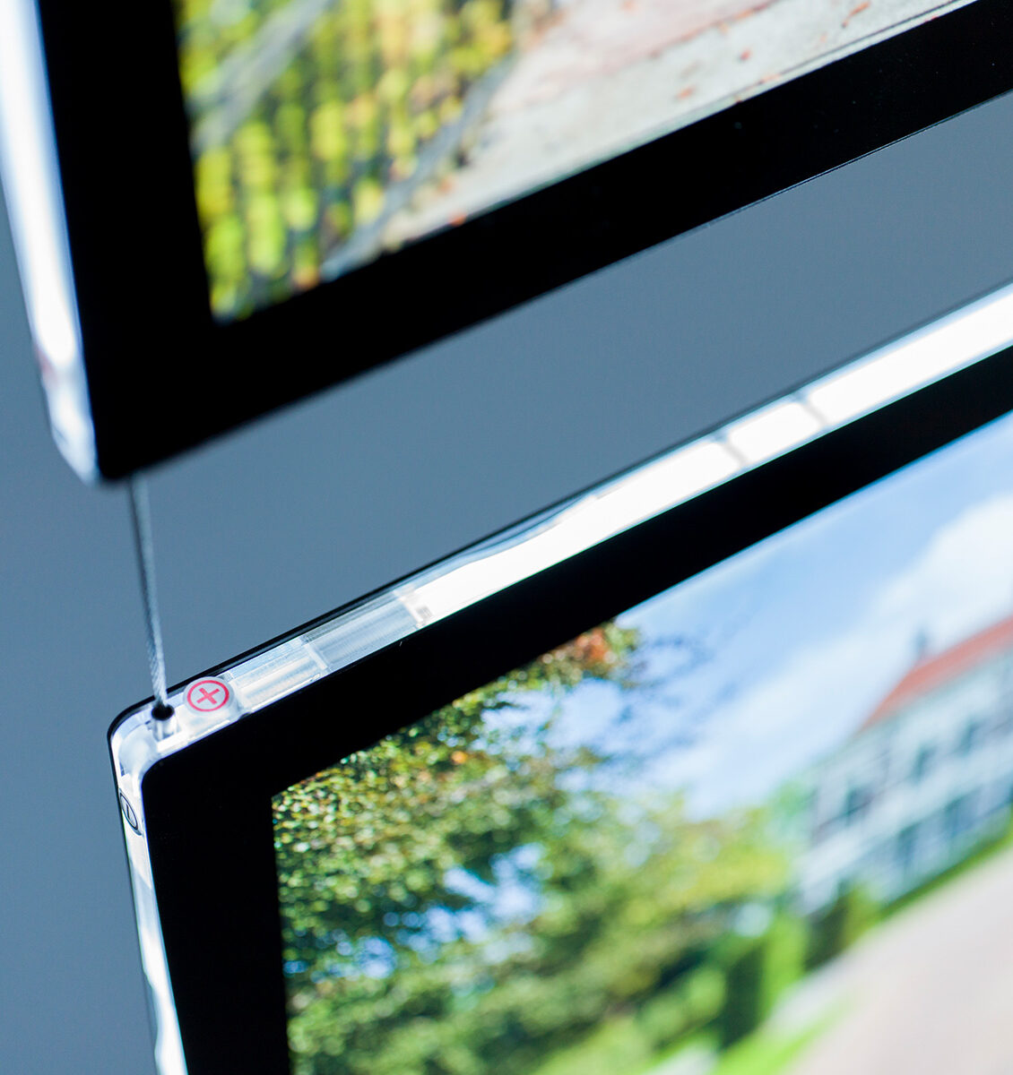 Het energiezuinige Display It LED systeem in de etalage als raampresentatie bij een makelaarsbureau