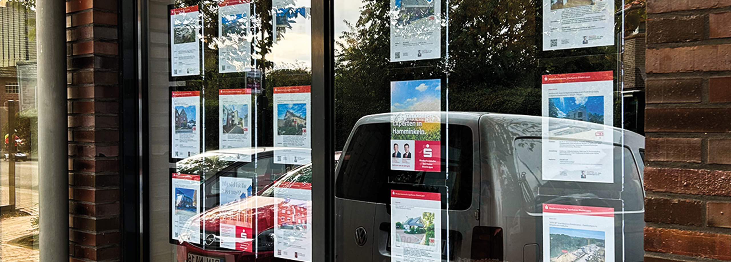 NL distplay it led in vitrina van bankgebouw