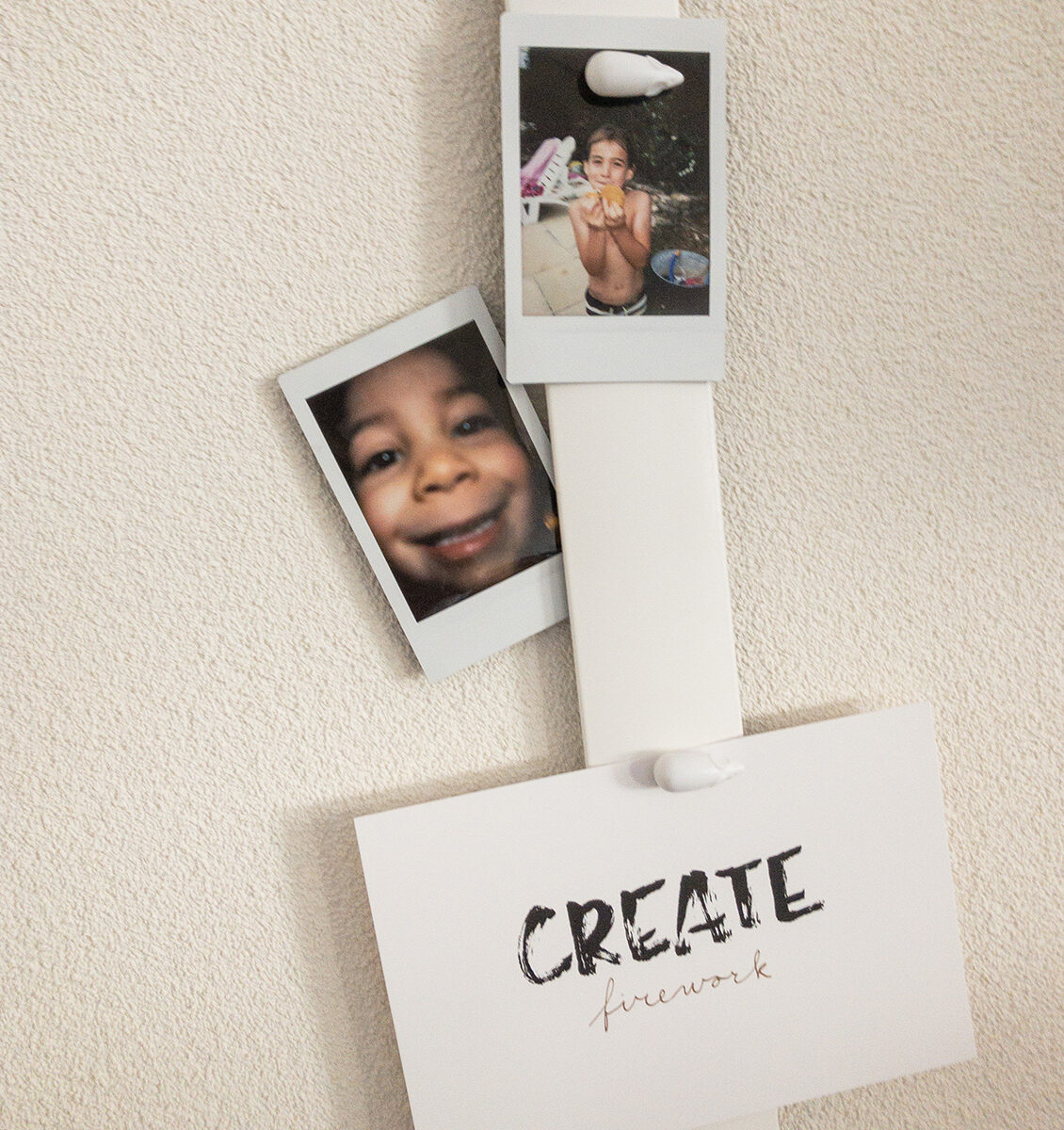NL fotos aan muur in card rail