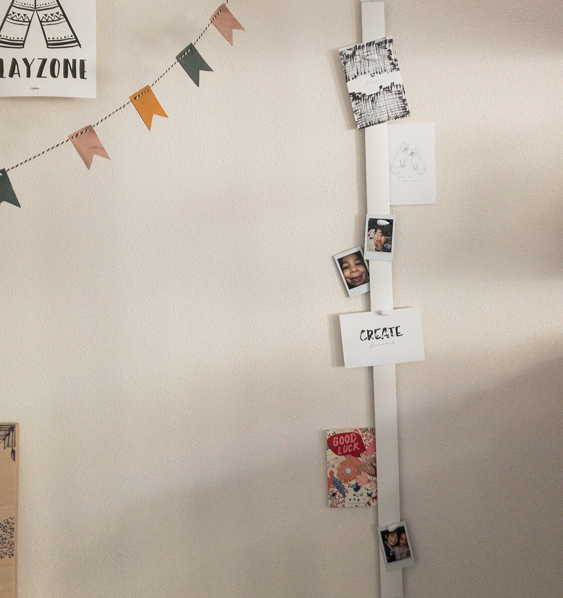 NL kaarten foto's ophangen aan muur met card rail