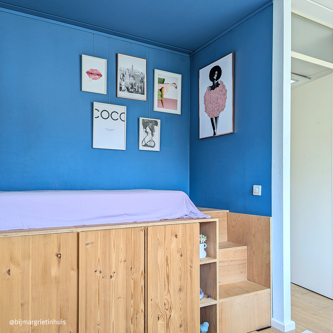 NL Click Rail galerij blauwe slaapkamermuur