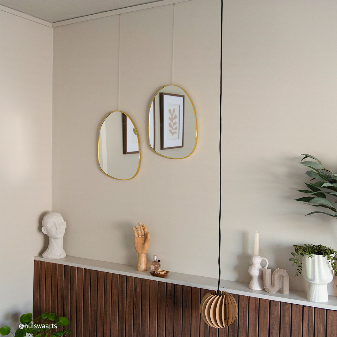 NL Click Rail spiegels aan beige slaapkamerwand