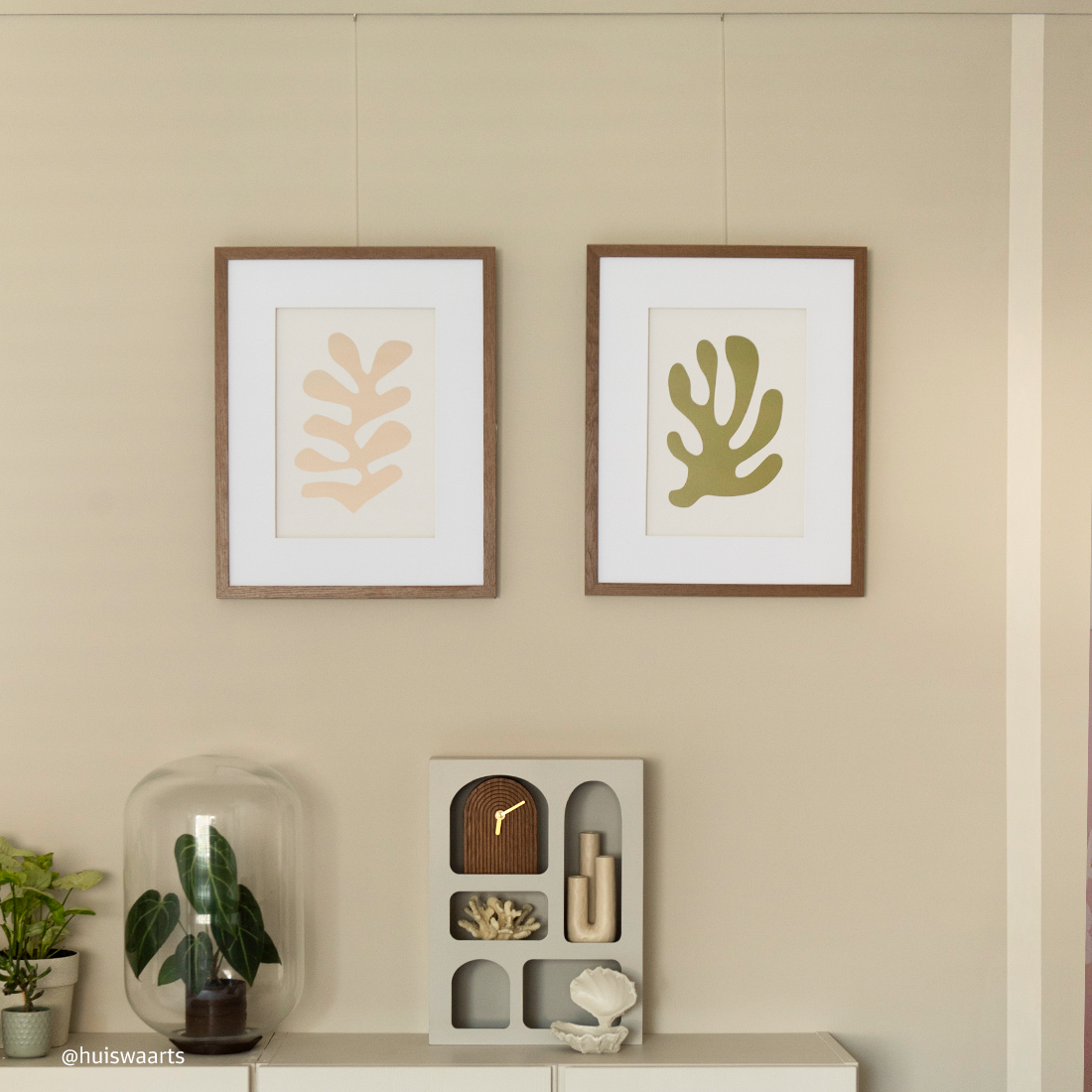 NL Click Rail botanische posters aan slaapkamermuur
